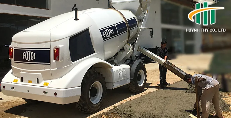 Hệ thống điều khiển cabin hiện đại hỗ trợ người lái vận hành xe trộn bê tông chính xác