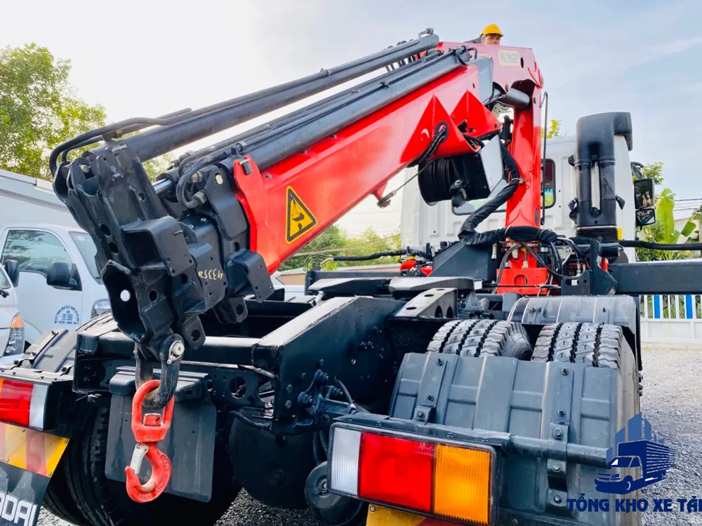 hyundai hd1000 gắn cẩu gập 10 tấn