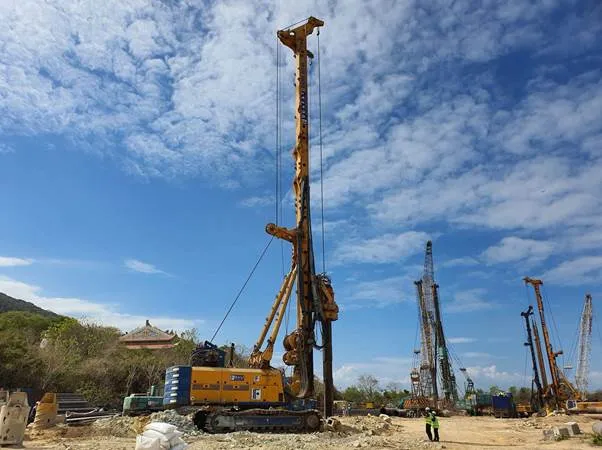 Cận cảnh bộ phận tháp khoan và hệ thống Kelly của máy khoan Sany SR285R