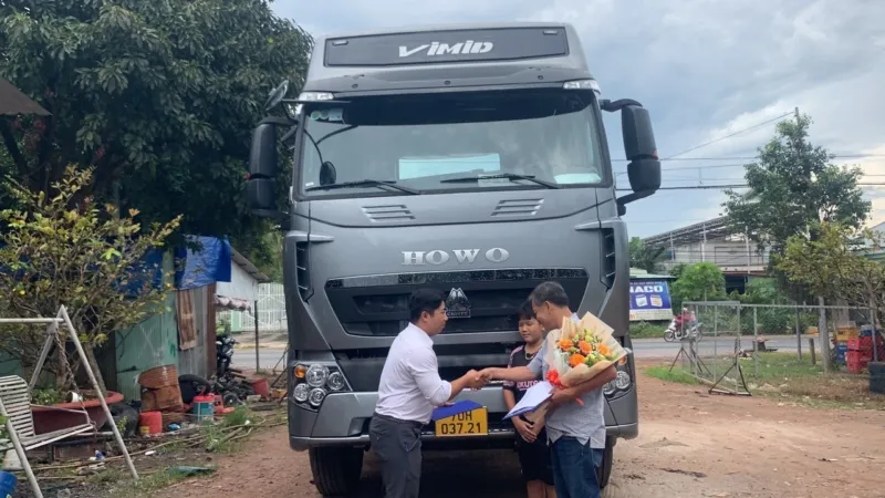 Giao xe cho gia đình anh Huỳnh Ngọc Sơn