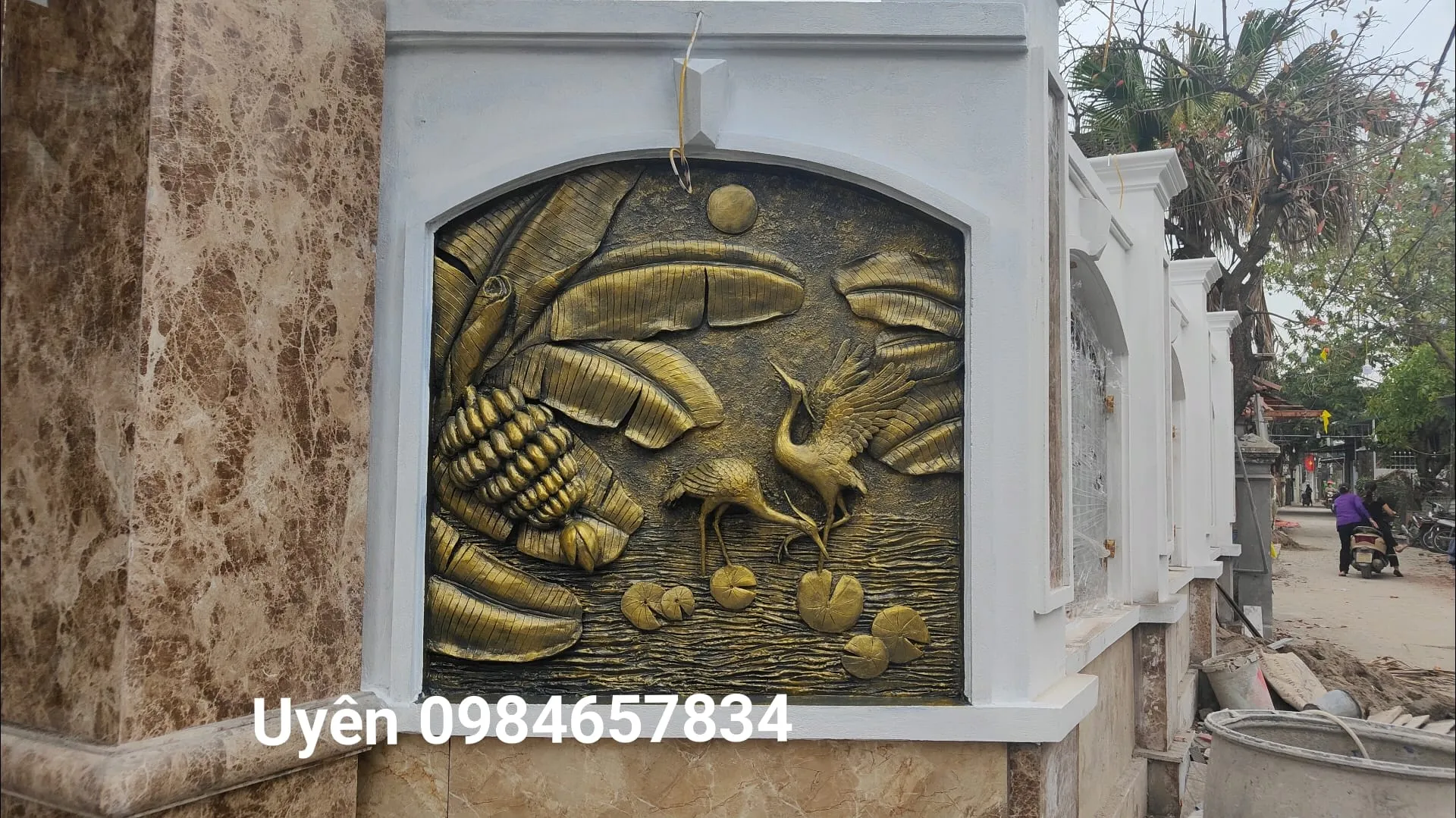 Chi tiết hoàn thiện bề mặt tranh phù điêu xi măng