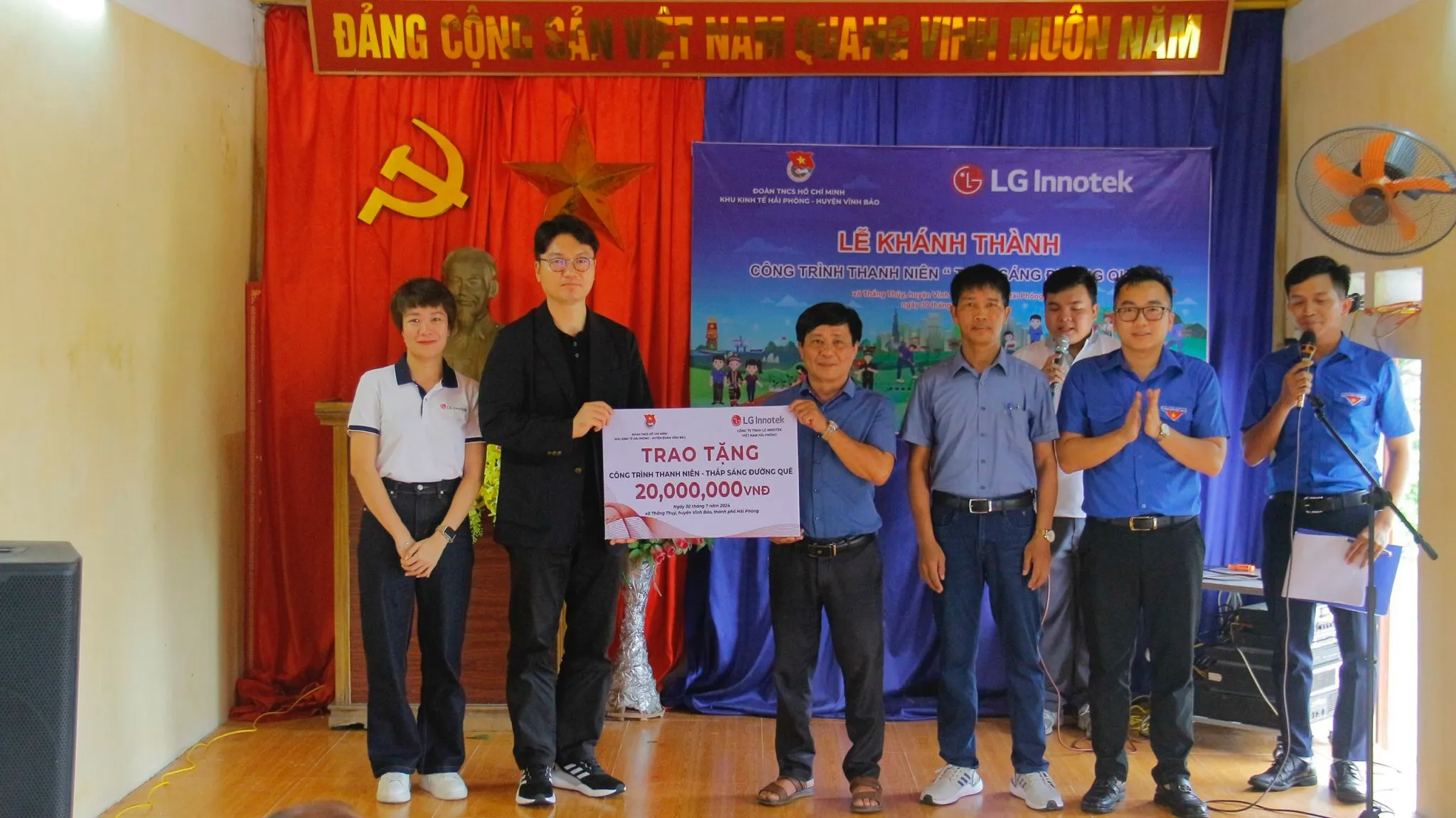 Đại diện doanh nghiệp trao kinh phí hỗ trợ xây dựng công trình thanh niên cấp xã