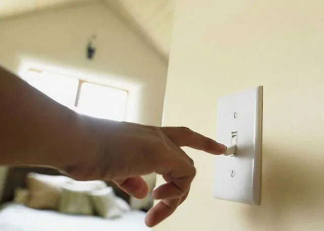 Quy tắc an toàn điện: Ngắt cầu dao trước khi kiểm tra sửa chữa bình nóng lạnh rò điện.