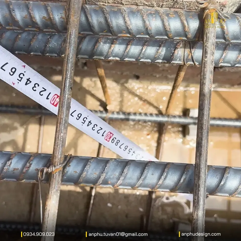 Lắp đặt con kê bê tông đúc sẵn đảm bảo khoảng cách bảo vệ