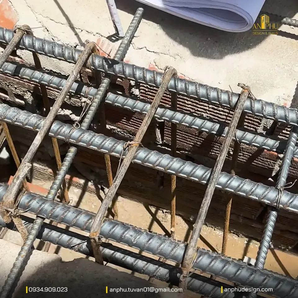 Kỹ sư đối chiếu số lượng thanh thép dọc và thép đai
