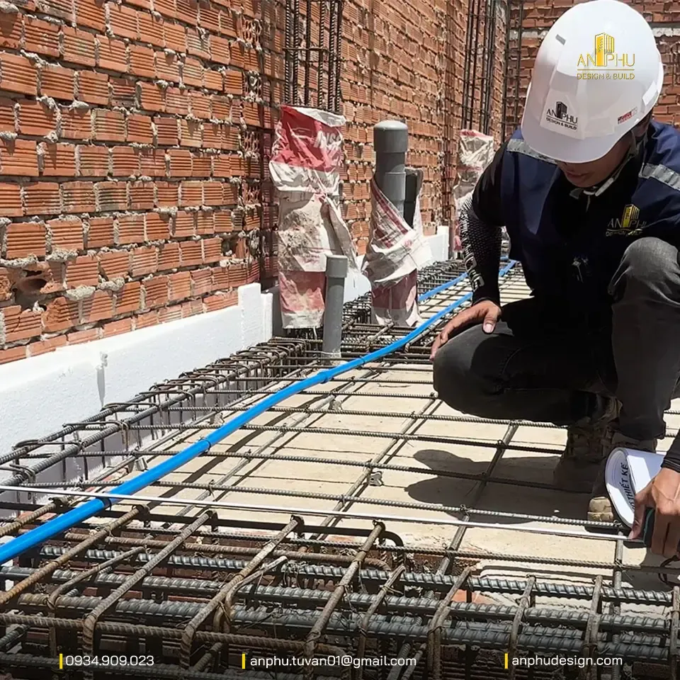 Kiểm tra độ kín khít và kích thước tiết diện ván khuôn móng