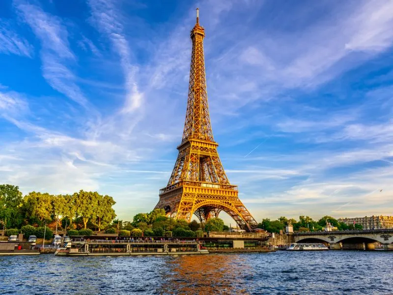 Tháp Eiffel, biểu tượng của nước Pháp, được xây dựng vào năm 1889 bởi kỹ sư Gustave Eiffel