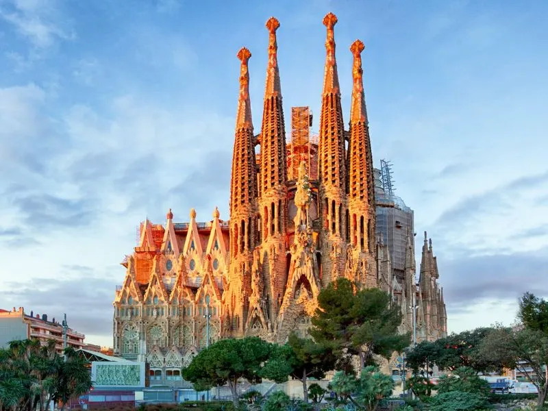 Kiến trúc nổi tiếng thế giới - Sagrada Familia là một trong những kiệt tác chưa hoàn thành của kiến trúc sư Antoni Gaudí