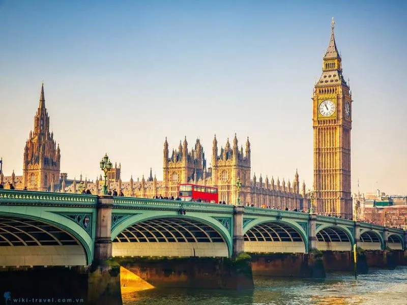 Tháp đồng hồ Big Ben là một trong những biểu tượng kiến trúc nổi tiếng nhất của London