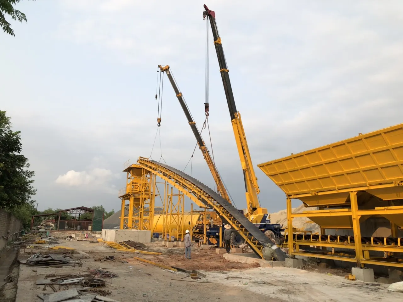 Hệ thống băng tải vận chuyển đá cát lên cối trộn