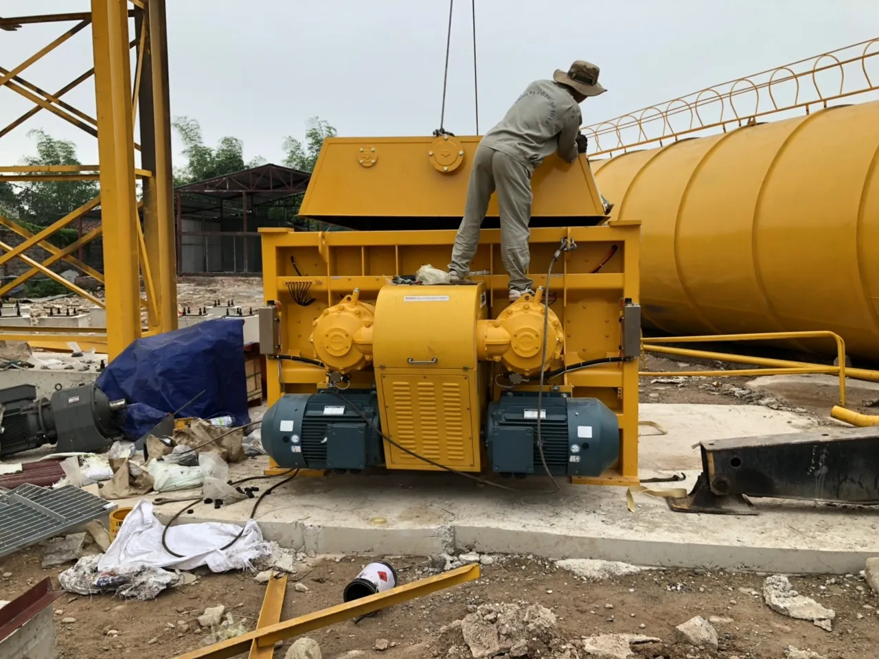 Cận cảnh chi tiết kết cấu khung đỡ phễu cấp liệu