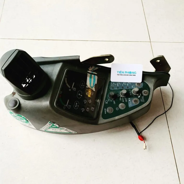 Màn hình máy xúc Hitachi EX120-5, EX200-5, EX220-5 thế hệ cũ với bảng taplo analog kết hợp LCD