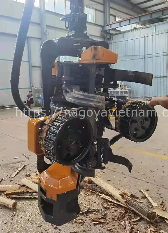 Cận cảnh máy khai thác gỗ hiện đại vận hành tại rừng keo nguyên liệu