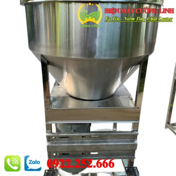 Quy trình vận hành máy trộn cám trục đứng tại trang trại chăn nuôi.