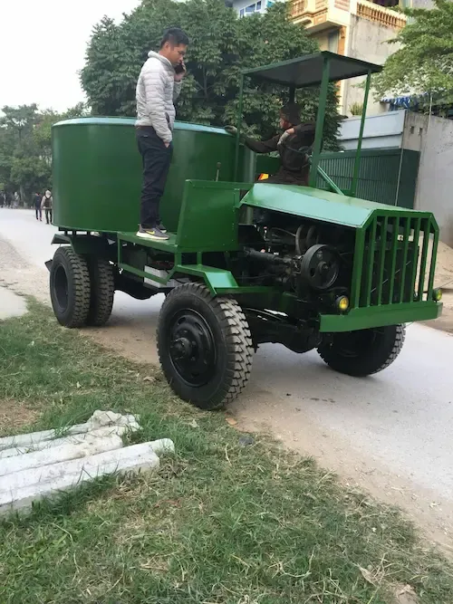 Cận cảnh phần đầu xe trộn sử dụng linh kiện từ ô tô tải bãi để tăng độ bền