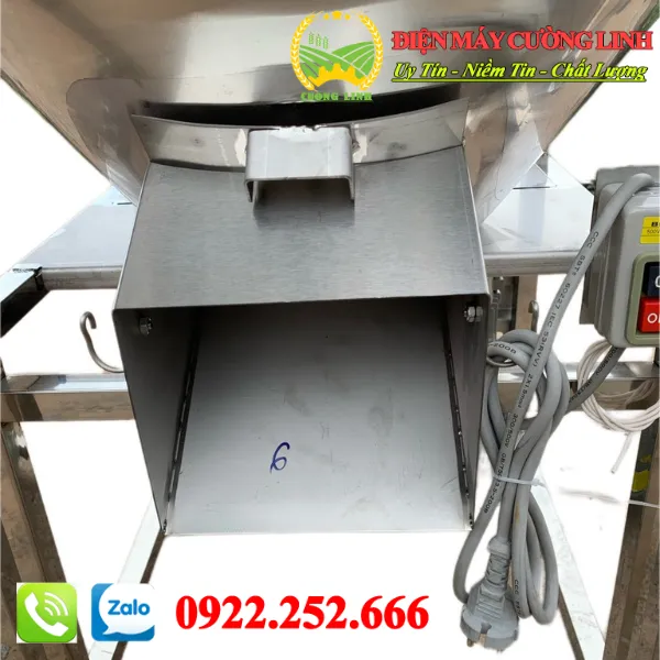 Cửa xả liệu thông minh của máy trộn cám trục đứng Inox.