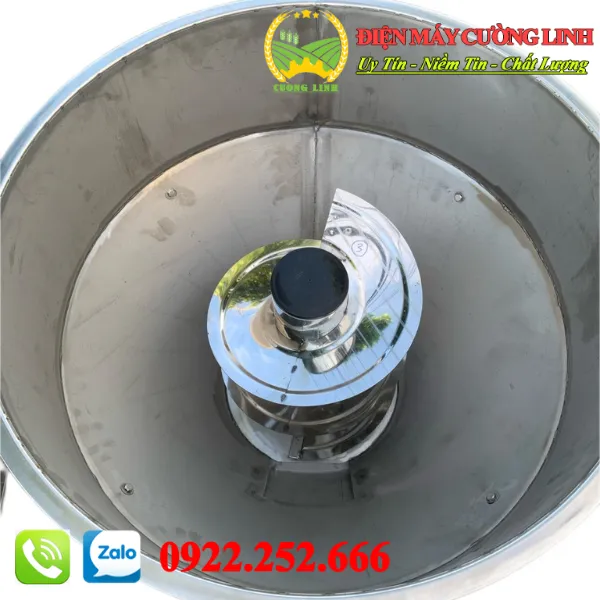 Hệ thống trục xoắn và khung gầm Inox của máy trộn cám trục đứng.
