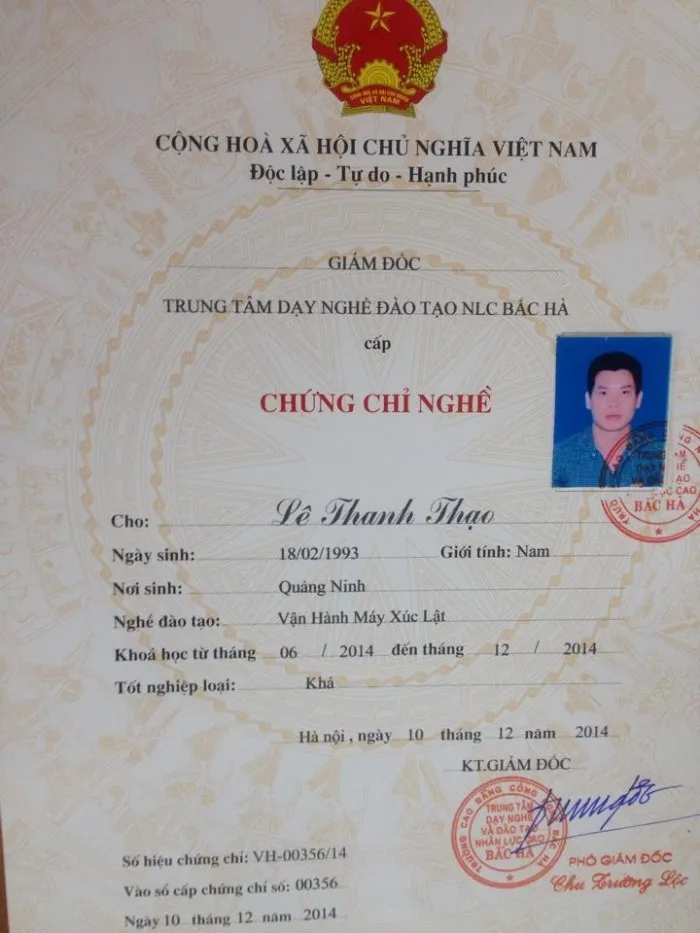 Học viên thực hành vận hành máy xúc