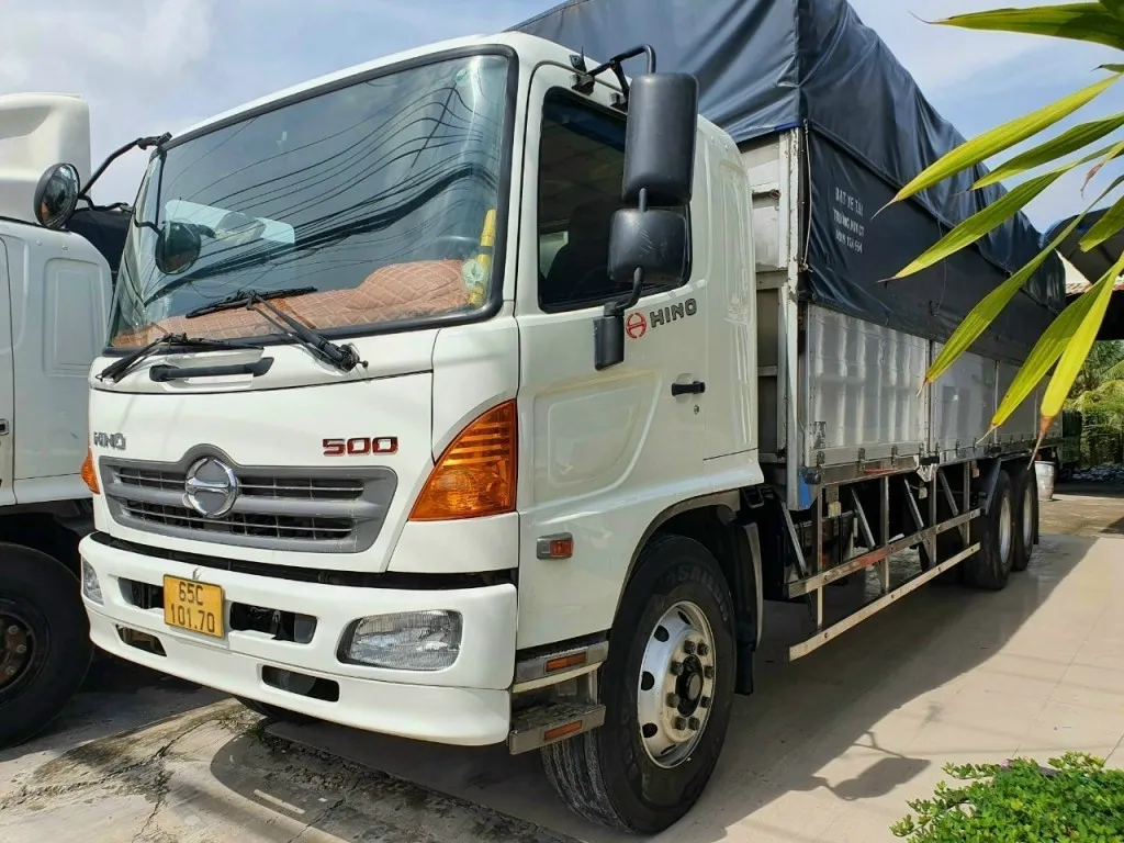 Giao diện điều khiển hiện đại bên trong cabin xe ben 15 tấn sản xuất năm 2018