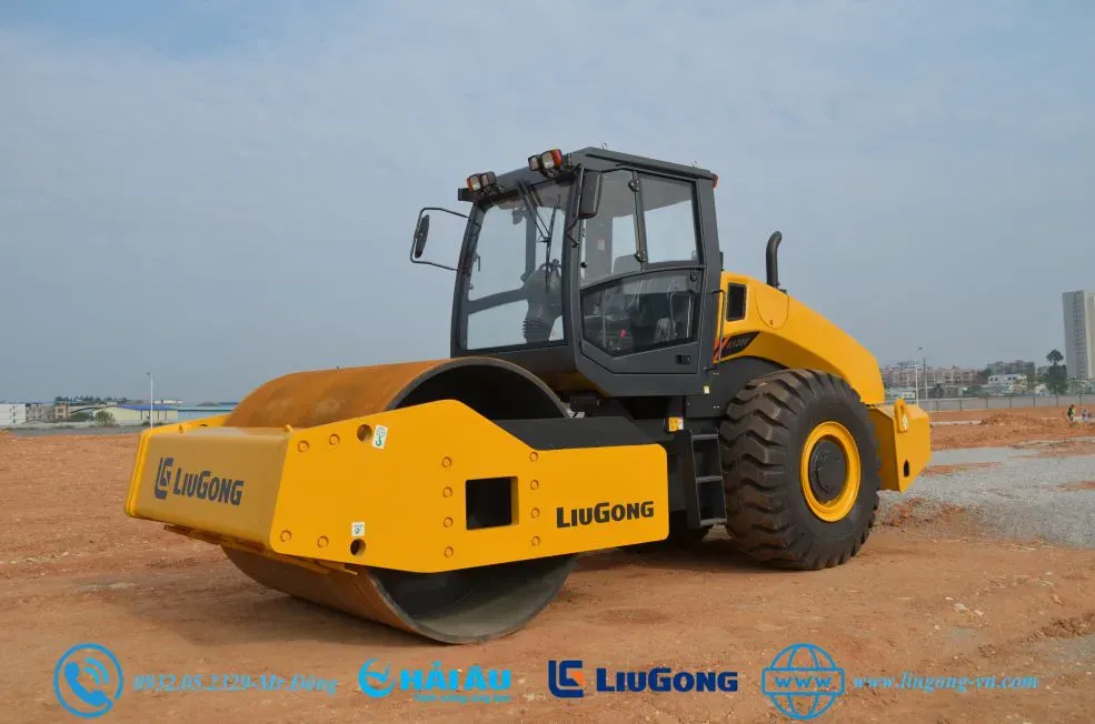 Máy lu rung bánh thép trong quá trình lu lèn nền đá dăm