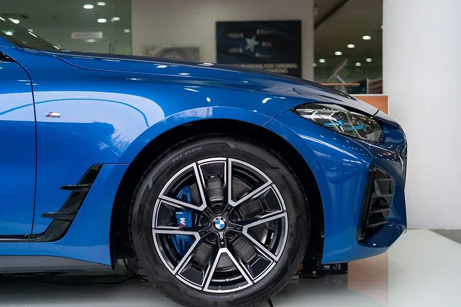 Mâm xe BMW M Sport 18 inch kết hợp cùng hệ thống phanh hiệu năng cao