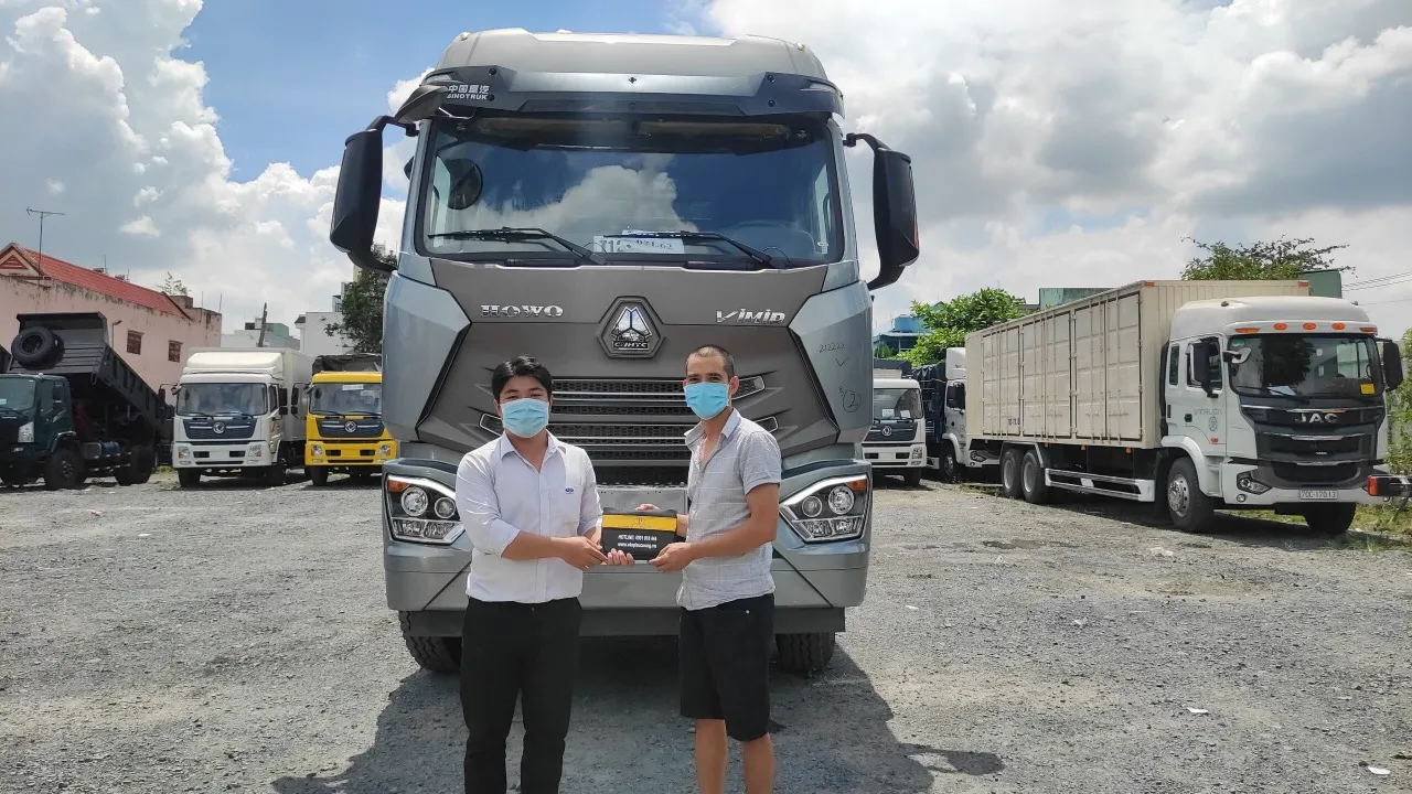 Giao xe cho anh Nguyễn Đình Tiến