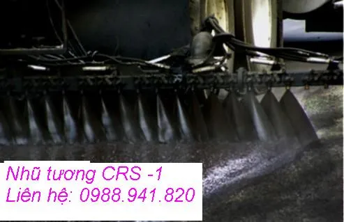 Thi công phun nhũ tương nhựa đường bằng thiết bị chuyên dùng trên công trường