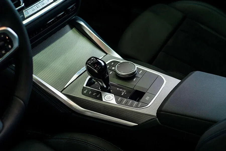 Cần số và cụm điều khiển trung tâm tinh xảo trên phiên bản M Sport