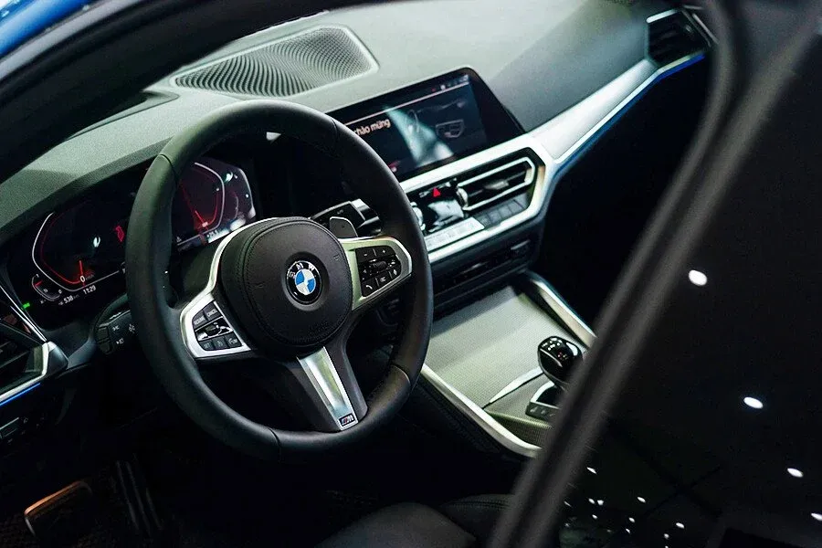 Vô lăng thể thao M Sport tích hợp các phím chức năng điều khiển thông minh