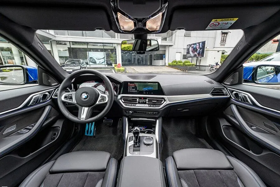 Khoang lái thiết kế tập trung vào người điều khiển với vật liệu cao cấp