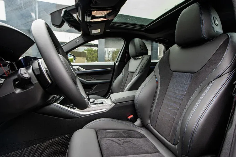 Ghế ngồi thể thao bọc da cao cấp với chức năng chỉnh điện và nhớ vị trí