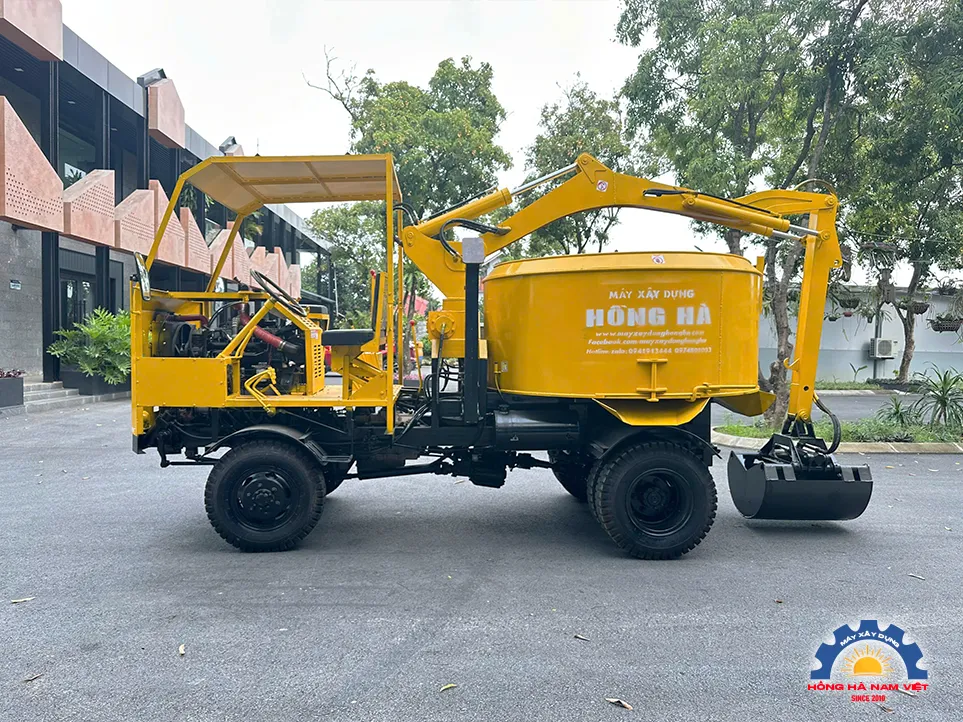 Gầu xúc thủy lực mạnh mẽ giúp tự nạp nguyên liệu vào thùng trộn nhanh chóng