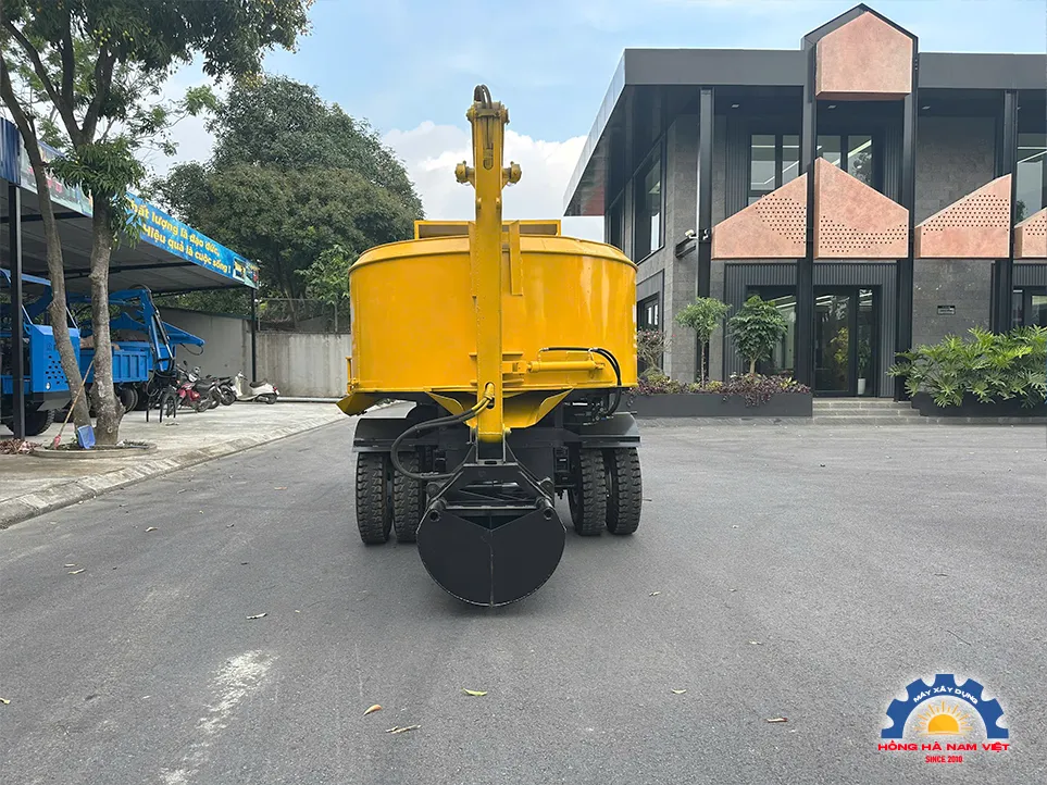 Cơ chế xả bê tông kép qua cửa thủy lực sau và cửa xả phụ bên hông