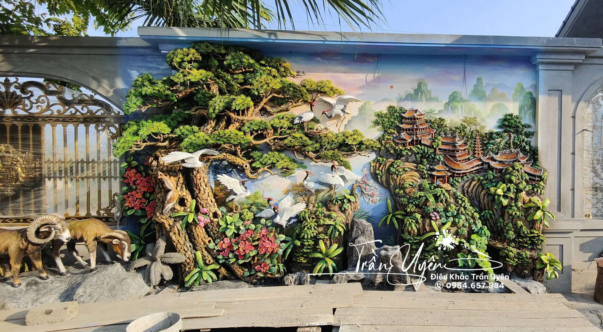 Chi tiết chim hạc trong phù điêu Tùng Hạc xi măng