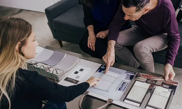 Chuyên gia SANY thảo luận phương án thi công cơ giới tại công trường biệt thự