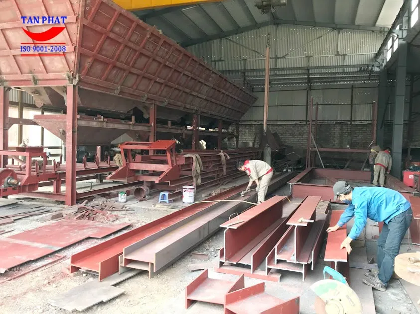 Chi tiết phễu cân và silo trong quá trình sản xuất tại xưởng