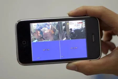 Kỹ thuật viên kiểm tra kết nối mạng khi sửa chữa camera quan sát