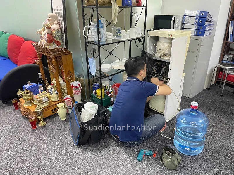 Kiểm tra định kỳ và sửa chữa cây nước nóng lạnh tại văn phòng Hà Nội