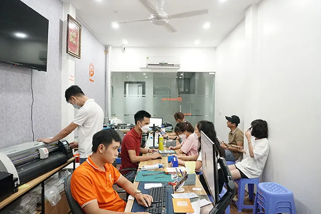 Kỹ thuật viên đang thực hiện thao tác bóc tách màn hình chuyên nghiệp