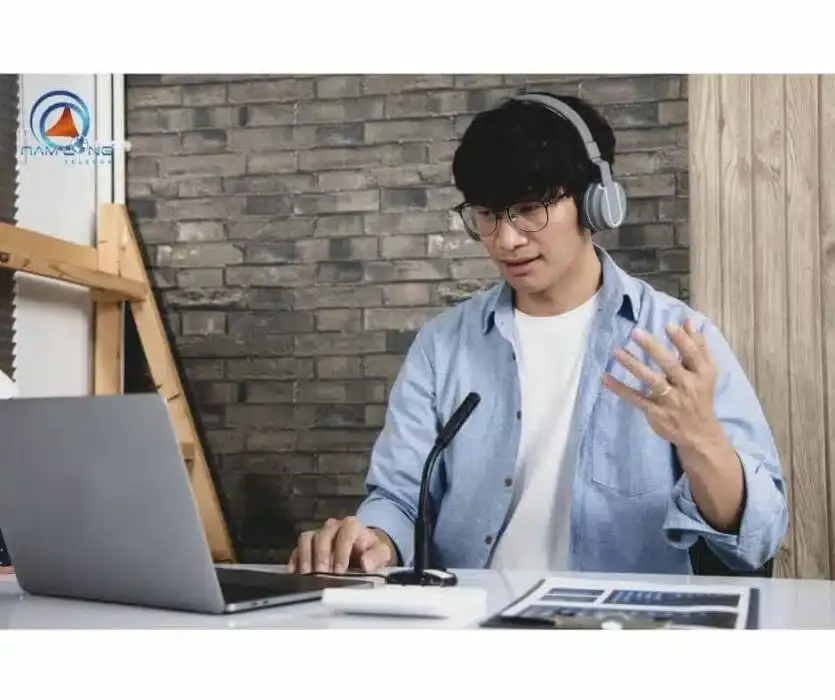 Sử dụng tai nghe chụp tai tích hợp mic giúp tăng cường sự tập trung