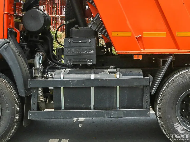 Thùng nhiên liệu dung tích lớn của xe ben Kamaz 3 chân đảm bảo vận hành liên tục