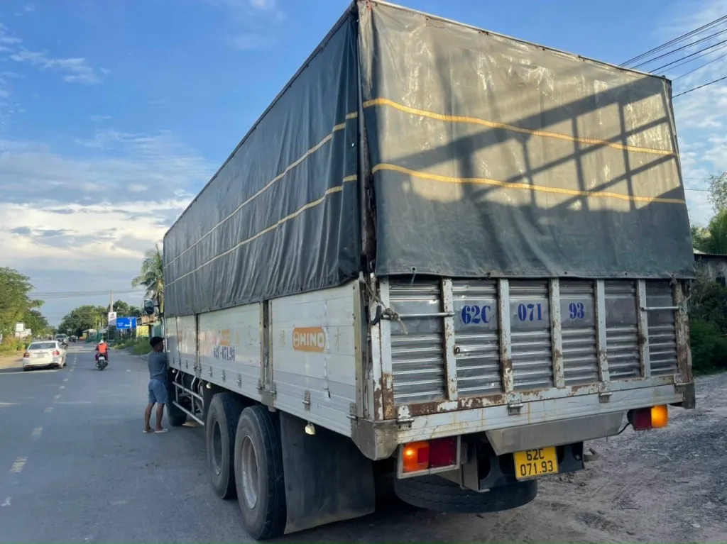 Kiểm tra tình trạng lòng thùng xe ben 15 tấn đảm bảo không bị móp méo tải