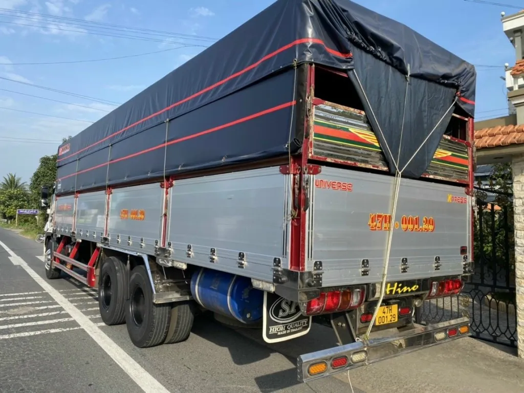 Kỹ thuật viên kiểm tra độ kín khít của thùng xe ben trước khi thực hiện mua bán