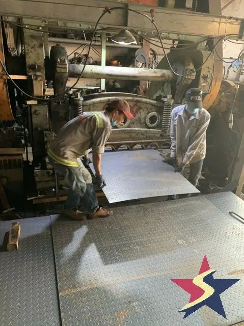 Máy xúc vận hành trên hệ thống tôn chống lầy giúp ổn định địa hình