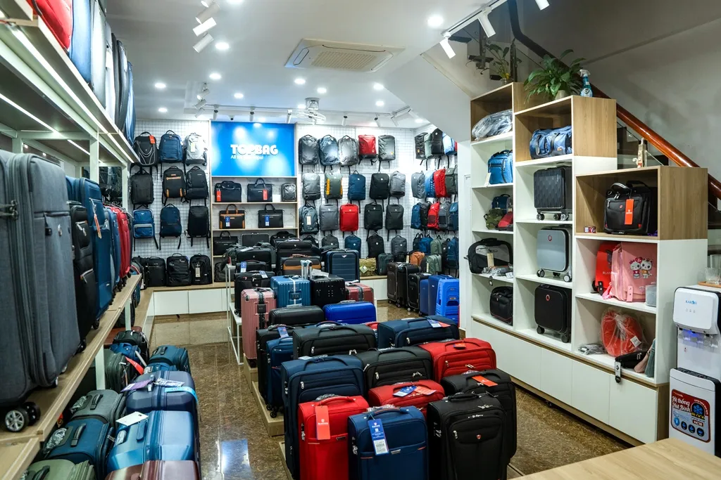 Showroom TOPBAG.vn trưng bày đa dạng các dòng vali, balo và túi xách từ những thương hiệu hàng đầu