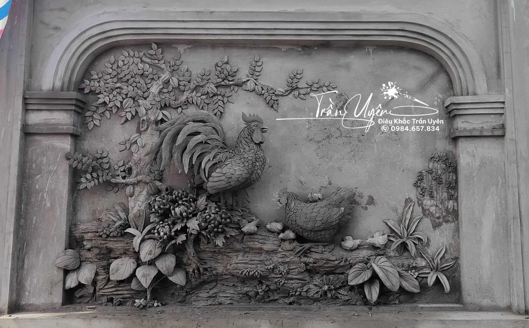 Tranh phù điêu xi măng chủ đề Gà Đại Cát