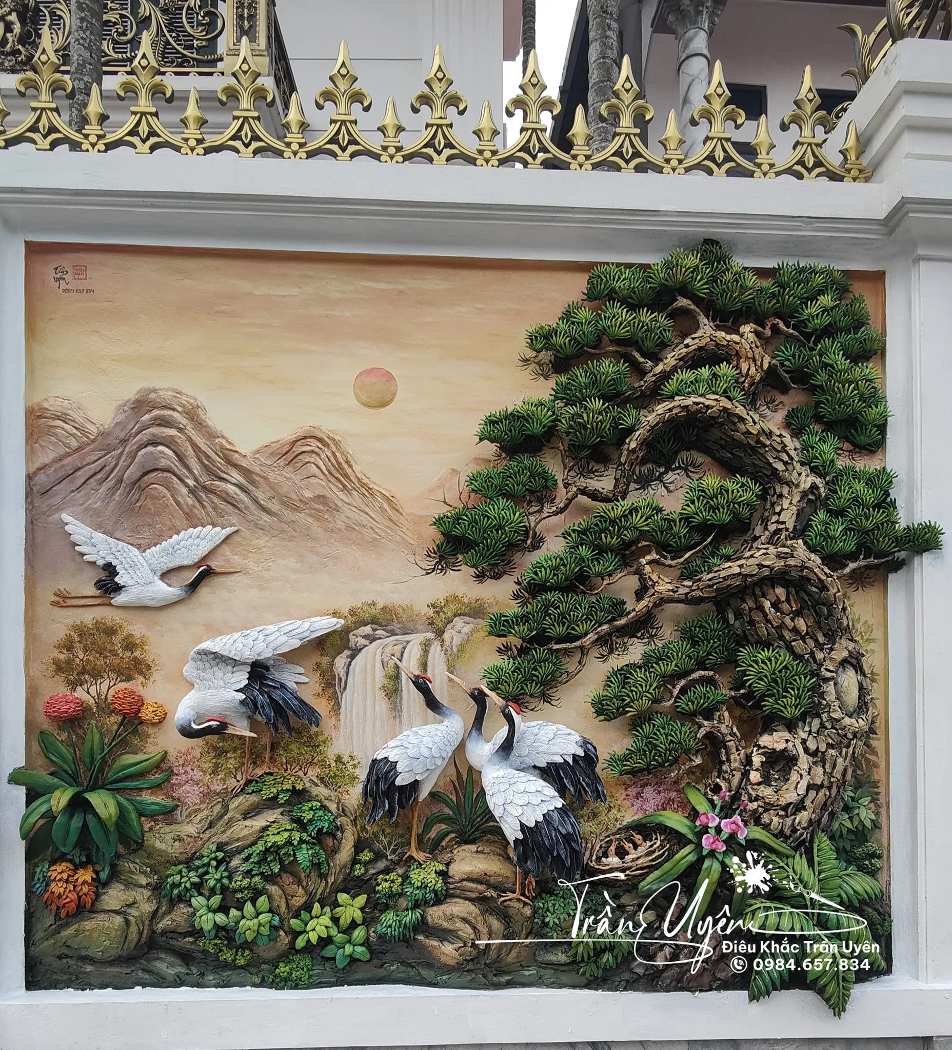 Tranh đắp nổi Tùng Hạc xi măng cho không gian phòng khách