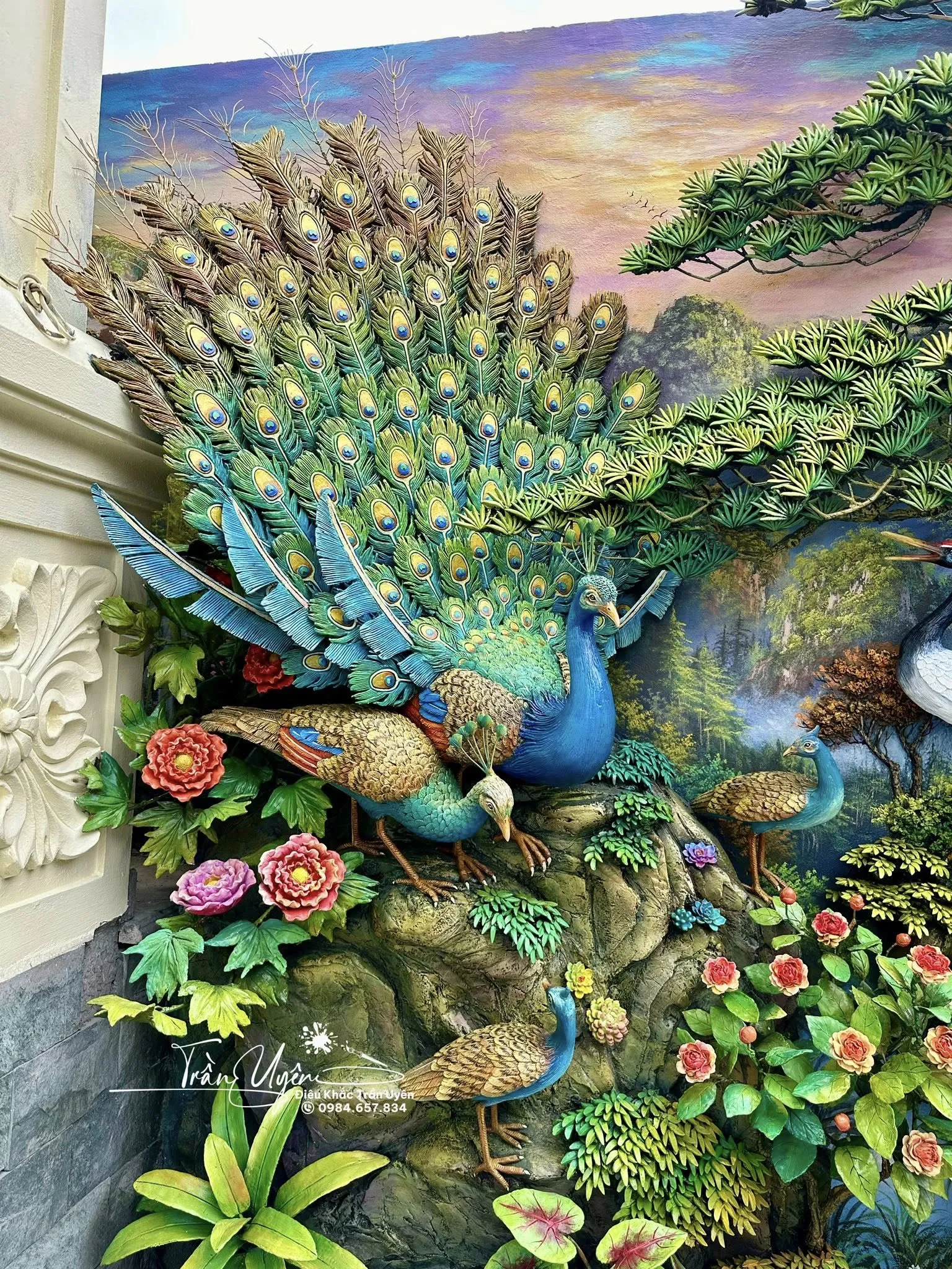 Dòng tranh đắp nổi xi măng Tùng Hạc trường thọ tại mặt tiền biệt thự