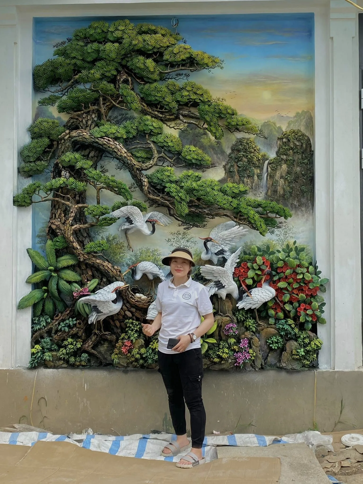 Tranh Tùng Hạc Diên Niên đắp nổi bằng xi măng trắng