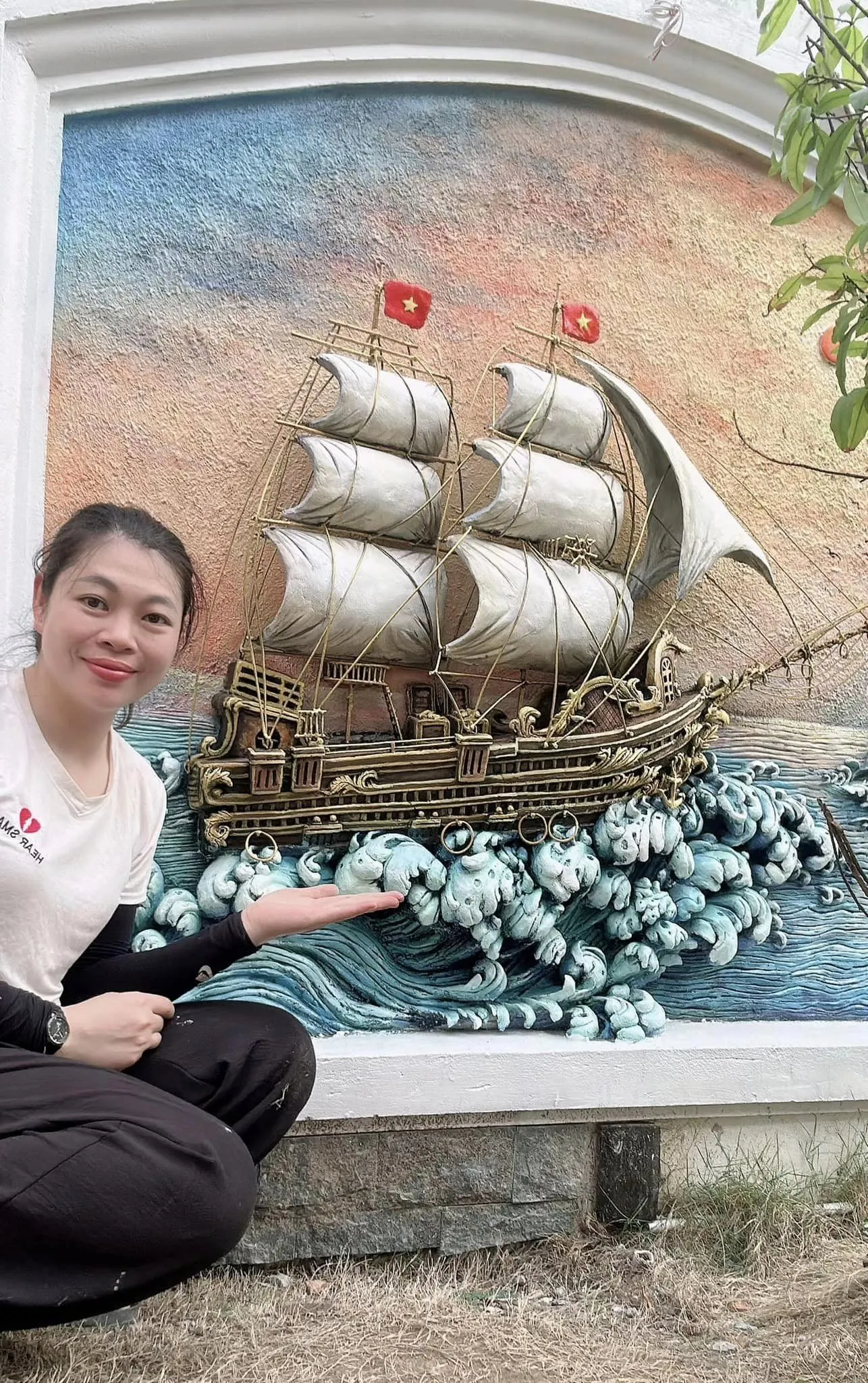 Tác phẩm nghệ thuật đắp nổi xi măng cho sảnh chính biệt thự